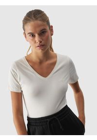 4f - 4F T-shirt slim gładki damski - biały XXL. Okazja: na co dzień. Typ kołnierza: dekolt w serek. Kolor: biały. Materiał: skóra, jersey, elastan, dzianina, bawełna, materiał. Długość rękawa: krótki rękaw. Długość: krótkie. Wzór: gładki. Styl: sportowy, klasyczny, casual