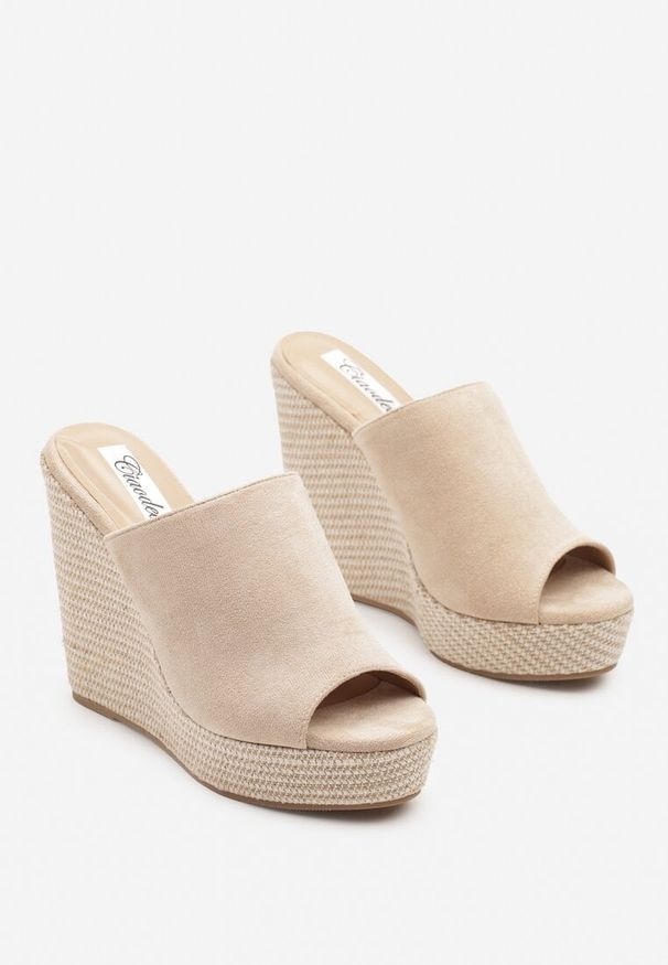 Renee - Beżowe Klapki z Szerokim Paskiem i Plecionym Koturnem Relivan. Okazja: na co dzień, na imprezę. Kolor: beżowy. Sezon: lato. Obcas: na koturnie. Styl: casual, elegancki