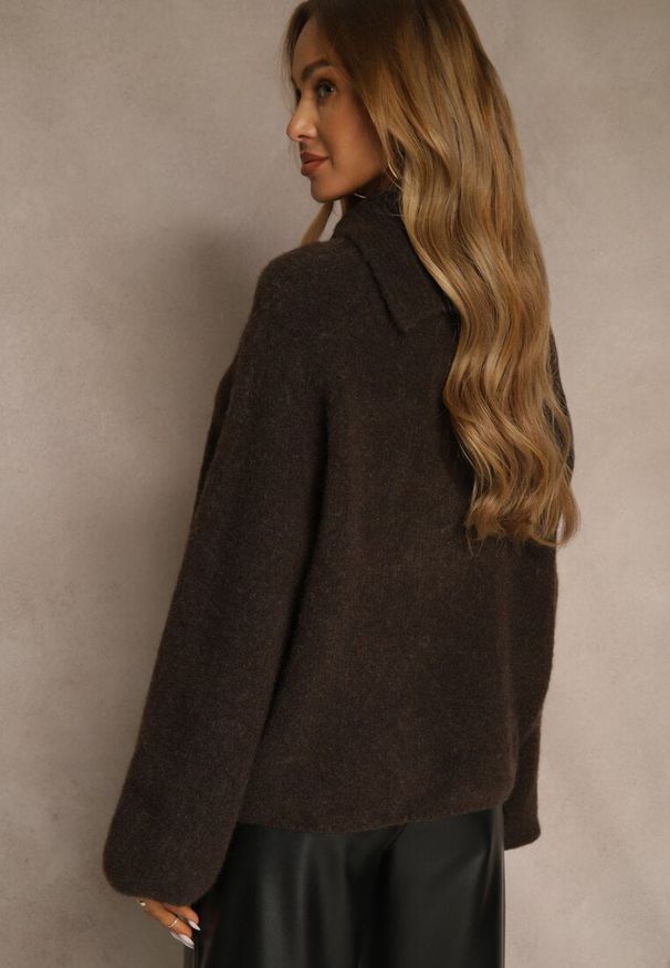 Renee - Brązowy Golf Oversize z Wełną Ozdobiony Guzikami Videsa. Okazja: na co dzień. Typ kołnierza: golf. Kolor: brązowy. Materiał: wełna. Wzór: aplikacja. Styl: casual, klasyczny