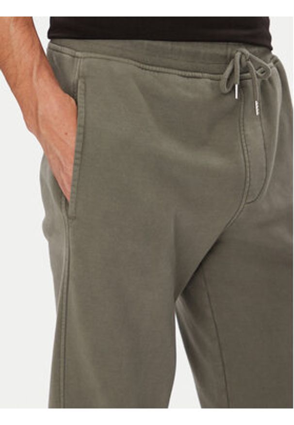 C.P. Company Spodnie dresowe 19CMSP720A006372R Zielony Regular Fit. Kolor: zielony. Materiał: bawełna