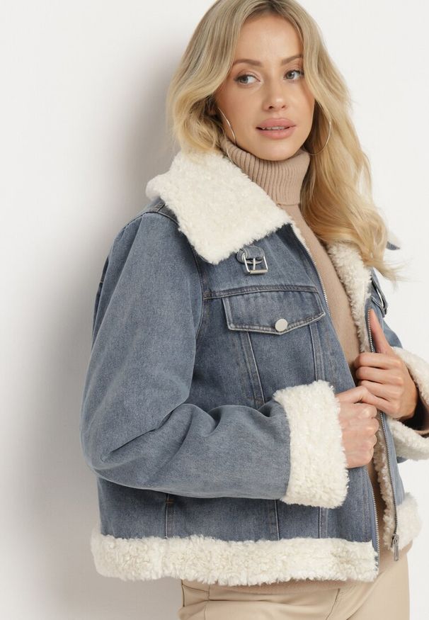 Born2be - Niebieska Kurtka Jeansowa z Bawełną i Futerkiem w Stylu Baranka Sallona. Okazja: na co dzień. Kolor: niebieski. Materiał: futro, jeans, bawełna. Sezon: jesień, wiosna. Styl: elegancki, casual, wizytowy, retro