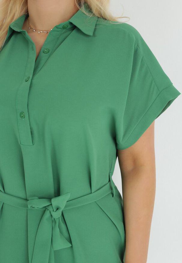 Born2be - Zielona Koszulowa Sukienka z Krótkim Rękawem i Wiązaniem w Pasie Mistie. Kolekcja: plus size. Kolor: zielony. Materiał: materiał. Długość rękawa: krótki rękaw. Wzór: gładki. Sezon: lato, wiosna. Typ sukienki: koszulowe. Długość: mini, midi