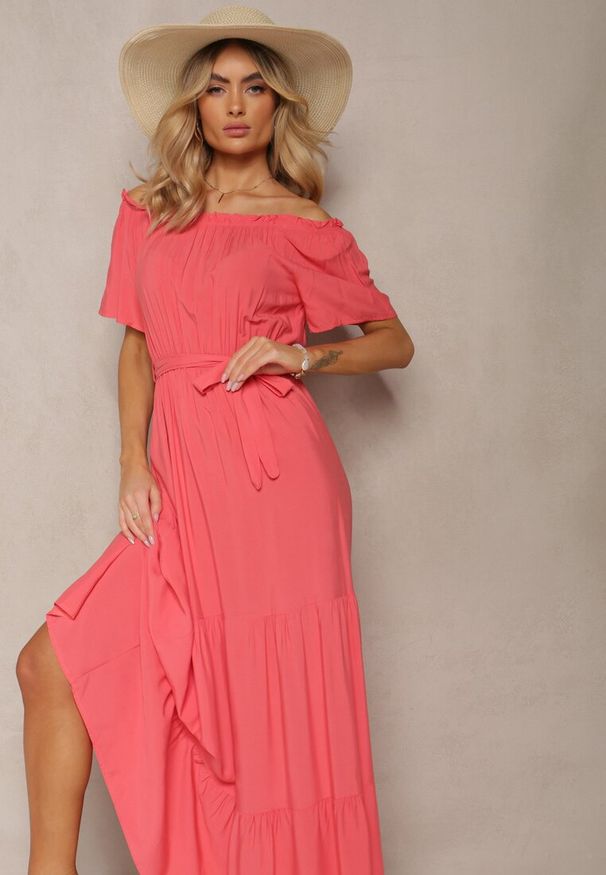 Renee - Ciemnoróżowa Sukienka Amiphiphae. Kolor: różowy. Materiał: materiał. Długość rękawa: krótki rękaw. Wzór: aplikacja. Długość: maxi
