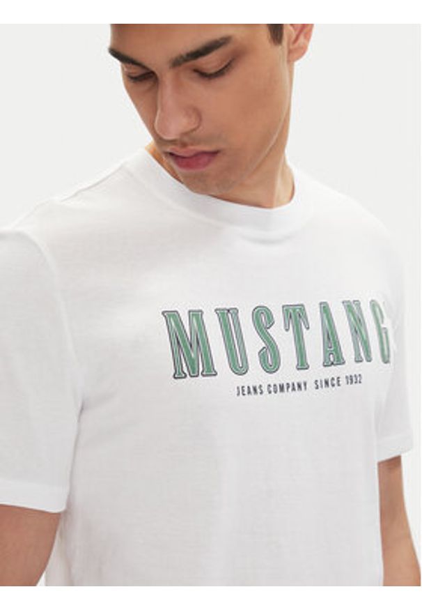 Mustang T-Shirt Austin 1016281 Biały Regular Fit. Kolor: biały. Materiał: bawełna