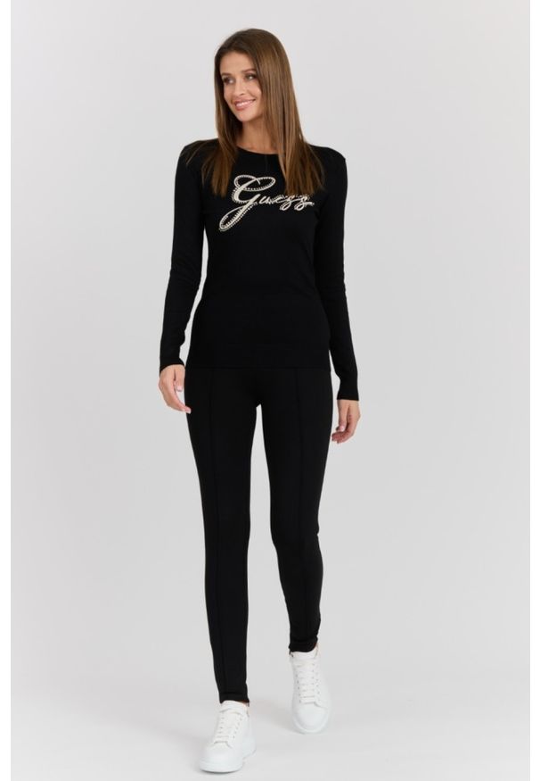 Guess - GUESS Czarny damski sweter Olive z haftowanym logo. Kolor: czarny. Materiał: wiskoza, materiał. Długość rękawa: długi rękaw. Długość: długie. Wzór: haft. Styl: klasyczny, elegancki