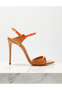 Casadei - CASADEI - Beżowe sandały Julia Jeanie. Kolor: beżowy. Materiał: lakier. Obcas: na obcasie. Wysokość obcasa: średni #5