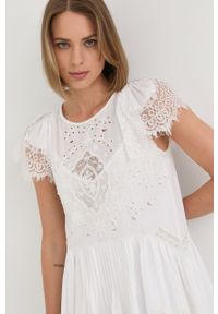 TwinSet - Twinset sukienka bawełniana kolor biały mini rozkloszowana. Kolor: biały. Materiał: bawełna. Długość rękawa: krótki rękaw. Wzór: haft, aplikacja. Typ sukienki: rozkloszowane. Długość: mini