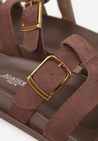 Renee - Brązowe Klapki Ozdobione Geometrycznymi Paskami i Metaliczną Klamrą Hossei. Okazja: na co dzień. Kolor: brązowy. Materiał: jeans. Wzór: geometria, aplikacja. Styl: casual, elegancki #8