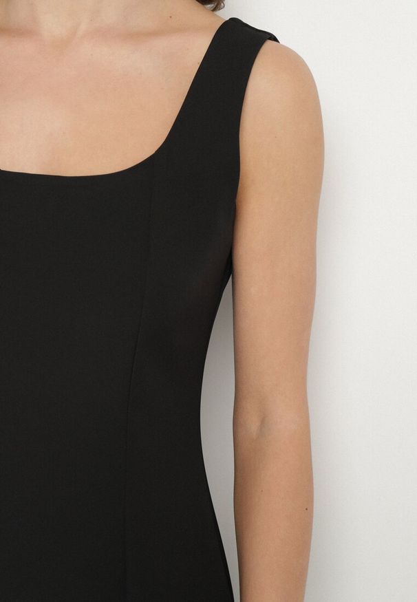 Born2be - Czarna Klasyczna Sukienka o Rozkloszowanym Kroju Delure. Okazja: na imprezę. Typ kołnierza: dekolt kwadratowy. Kolor: czarny. Wzór: aplikacja. Styl: klasyczny