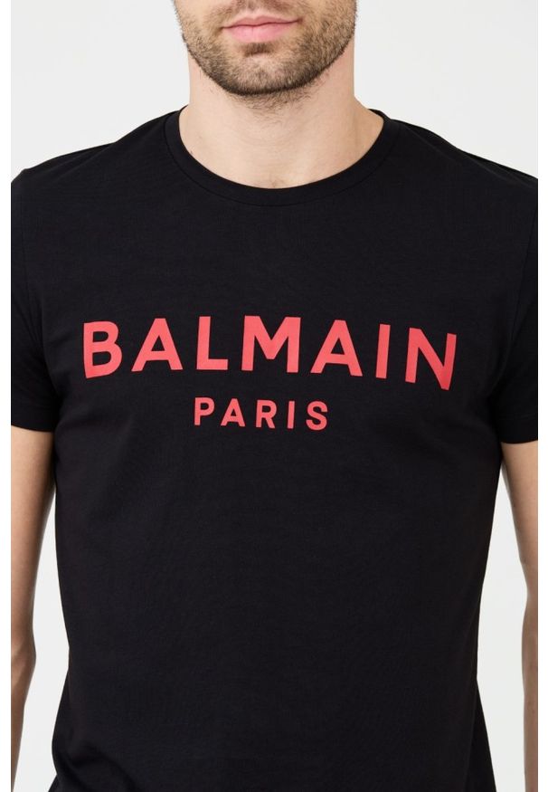 Balmain - BALMAIN Czarny męski T-shirt z czerwonym logo, Rozmiar XL. Kolor: czarny