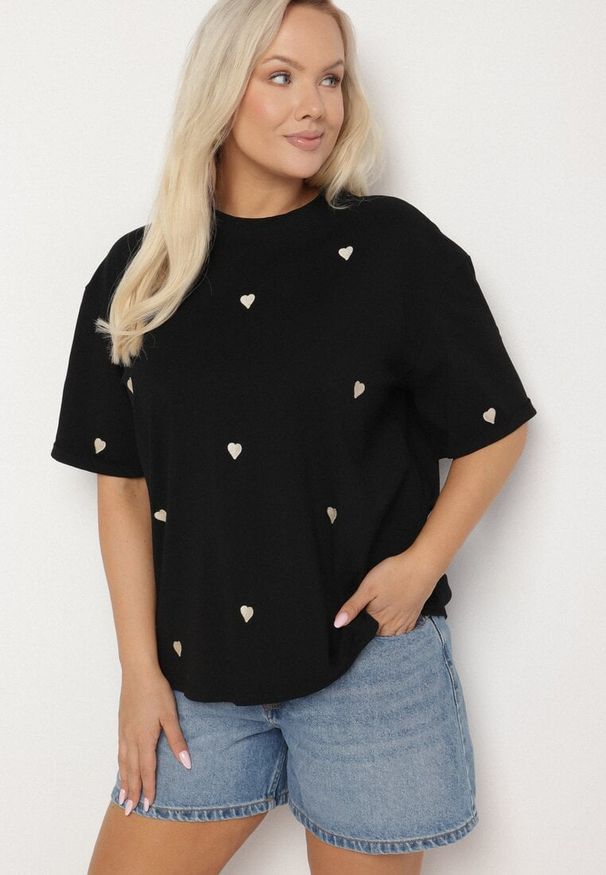 Born2be - Czarny Bawełniany T-shirt Zdobiony Haftem w Kształcie Serc Naloree. Okazja: na co dzień. Kolekcja: plus size. Kolor: czarny. Materiał: bawełna. Wzór: aplikacja, haft. Styl: klasyczny, elegancki, casual