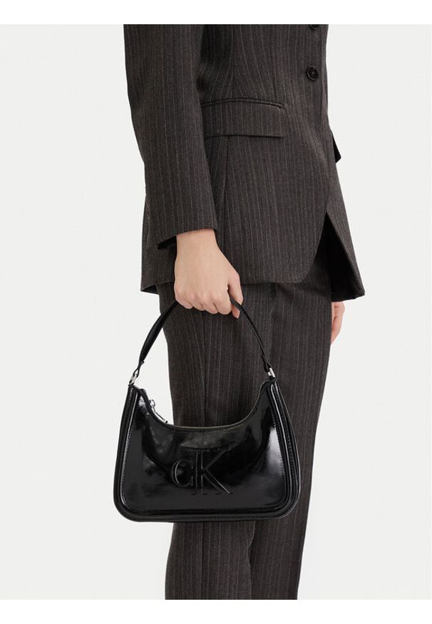 Calvin Klein Torebka Bold Ck Metallic Shoulder Bag LV04F3332G Czarny. Kolor: czarny. Materiał: skórzane
