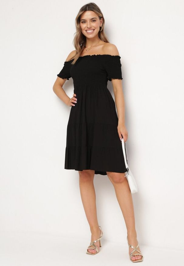 Born2be - Czarna Bawełniana Sukienka z Hiszpańskim Dekoltem z Szerokimi Falbanami na Dole Bliria. Okazja: na spacer, na co dzień. Typ kołnierza: dekolt hiszpanka. Kolor: czarny. Materiał: bawełna. Sezon: lato. Typ sukienki: rozkloszowane. Styl: elegancki, casual, wakacyjny