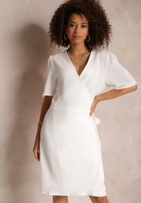 Renee - Biała Sukienka Kopertowa z Wiązaniem Swettia. Kolor: biały. Typ sukienki: kopertowe #1