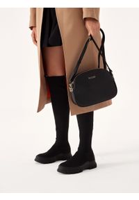 Kazar - Klasyczna czarna torebka skórzana na pasku. Kolor: czarny. Wzór: aplikacja. Materiał: skórzane. Styl: klasyczny #5