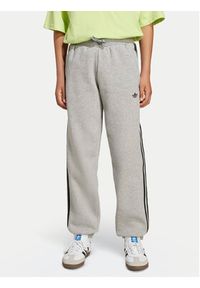 Adidas - adidas Spodnie dresowe 3-Stripes JW1090 Szary Loose Fit. Kolor: szary. Materiał: syntetyk #7