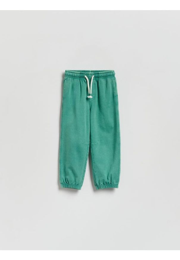 Reserved - Dresowe spodnie z efektem sprania - miętowy. Kolor: miętowy. Materiał: dresówka