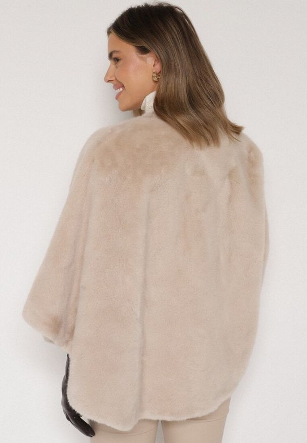 Born2be - Beżowe Ponczo z Futerkiem i Wiązanym Paskiem Monalena. Okazja: na co dzień, do pracy, na spotkanie biznesowe. Kolor: beżowy. Materiał: futro. Styl: biznesowy, casual, elegancki