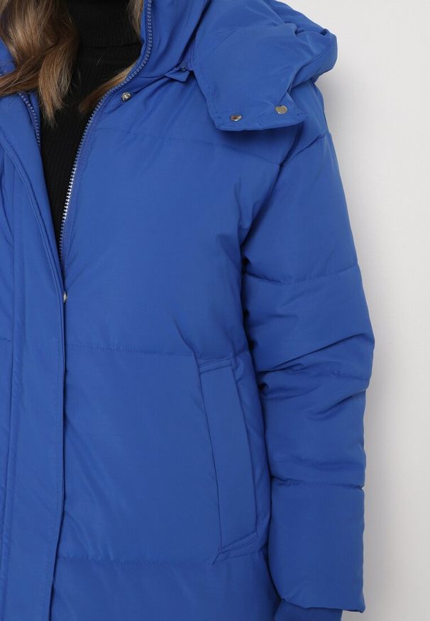 Born2be - Niebieska Pikowana Kurtka o Długim Fasonie z Odpinanym Kapturem Daivera. Okazja: na spacer. Kolor: niebieski. Materiał: dzianina. Długość: długie. Sezon: zima