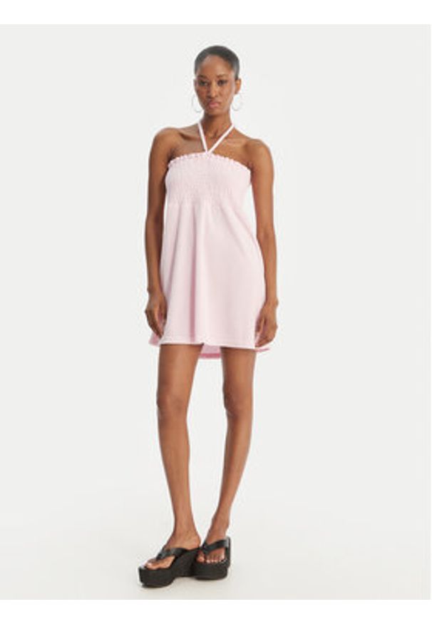 Juicy Couture Sukienka letnia Smocked Terry JCGED126007 Różowy Regular Fit. Kolor: różowy. Materiał: bawełna. Sezon: lato