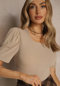 Renee - Ciemnobeżowy T-shirt z Prążkowanej Tkaniny z Zakładkami przy Rękawach Kolaniella. Kolor: beżowy. Materiał: tkanina, prążkowany. Styl: elegancki #4