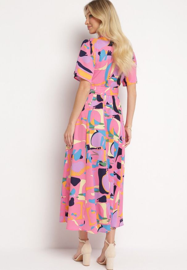 Born2be - Różowa Sukienka Koszulowa w Abstrakcyjny Wzór z Wiązaniem w Talii Zobia. Okazja: na co dzień. Kolor: różowy. Długość rękawa: krótki rękaw. Typ sukienki: koszulowe. Styl: casual