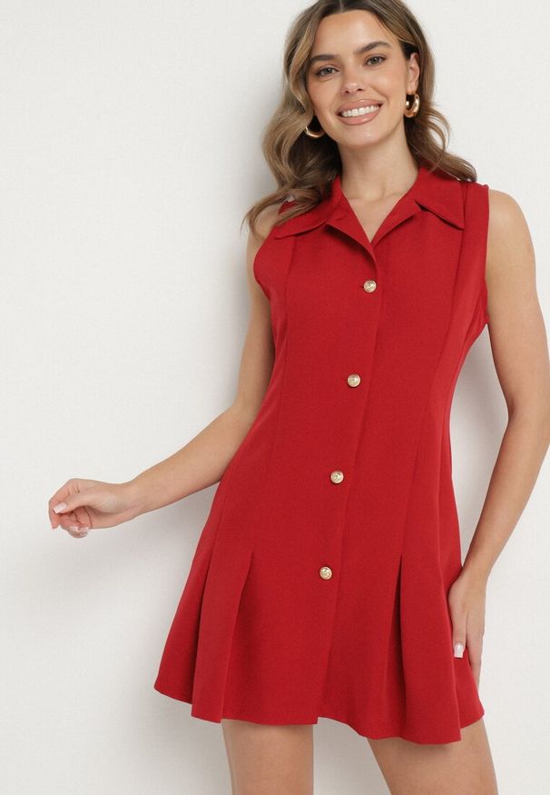 Born2be - Czerwona Koszulowa Sukienka z Ozdobnymi Guzikami Redellee. Okazja: na spacer, na co dzień. Typ kołnierza: kołnierzyk klasyczny. Kolor: czerwony. Typ sukienki: koszulowe. Styl: casual, klasyczny