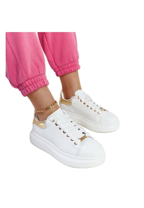 Białe sneakersy na platformie GOE LL2N4011. Nosek buta: okrągły. Kolor: biały. Materiał: guma. Sezon: lato. Obcas: na platformie