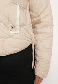 Born2be - Beżowa Kurtka Krótka z Pikowaniem i Odpinanym Kapturem Taraes. Okazja: na co dzień. Kolekcja: plus size. Kolor: beżowy. Materiał: jeans. Długość: krótkie. Styl: casual, elegancki #2