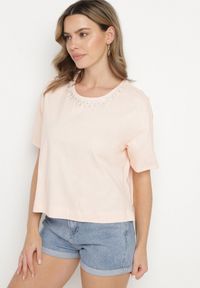 Born2be - Beżowy Bawełniany T-shirt Ozdobiony Cyrkoniami Fadelis. Okazja: na spotkanie biznesowe, na co dzień. Kolor: beżowy. Materiał: bawełna. Wzór: aplikacja. Styl: elegancki, biznesowy, casual #3
