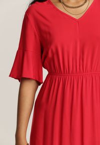 Renee - Czerwona Sukienka Parthesio. Kolor: czerwony. Materiał: wiskoza, materiał. Długość rękawa: krótki rękaw. Sezon: lato. Długość: midi
