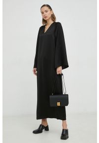 By Malene Birger sukienka Brynn kolor czarny maxi prosta. Okazja: na co dzień. Kolor: czarny. Materiał: tkanina, satyna, materiał, acetat. Długość rękawa: długi rękaw. Wzór: ze splotem. Typ sukienki: proste. Styl: casual. Długość: maxi #3