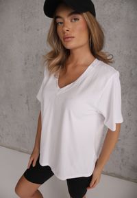 Renee - Biały T-shirt Bawełniany z Dekoltem w V Adozixie. Okazja: na co dzień. Kolor: biały. Materiał: bawełna. Styl: street, casual #1
