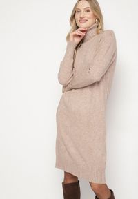 Born2be - Beżowa Dzianinowa Sukienka z Bawełną o Prostym Kroju z Golfem Tesala. Okazja: na spotkanie biznesowe, do pracy. Typ kołnierza: golf. Kolor: beżowy. Materiał: dzianina, bawełna. Wzór: jednolity. Typ sukienki: proste. Styl: klasyczny, biznesowy #1
