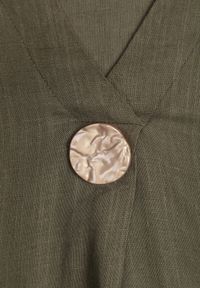 Born2be - Zielona Pudełkowa Sukienka z Lnem i Wiskozą Zdobiona Metalicznym Guzikiem Phisoth. Okazja: na co dzień, do pracy, na spotkanie biznesowe. Kolekcja: plus size. Kolor: zielony. Materiał: wiskoza, len. Wzór: aplikacja. Sezon: lato. Typ sukienki: dla puszystych, proste. Styl: casual, biznesowy, elegancki #7