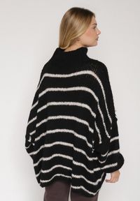 Born2be - Czarny Golf Oversize w Paski z Domieszką Wełny i Wiskozy Nexeia. Okazja: na co dzień. Typ kołnierza: golf. Kolor: czarny. Materiał: wełna, wiskoza. Wzór: paski. Styl: klasyczny, casual, elegancki #4