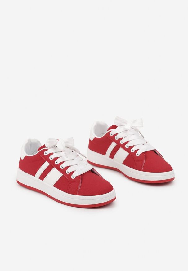 Renee - Czerwone Płaskie Sneakersy z Paskiem Quinesi. Okazja: na co dzień. Nosek buta: okrągły. Zapięcie: pasek. Kolor: czerwony. Materiał: jeans, dresówka. Obcas: na płaskiej podeszwie