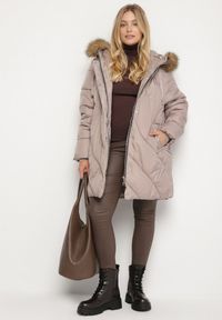 Born2be - Ciemnobeżowa Kurtka z Asymetrycznym Pikowaniem i Kapturem z Futerkiem Ruvita. Okazja: na co dzień. Typ kołnierza: golf. Kolekcja: plus size. Kolor: beżowy. Materiał: futro. Styl: casual #3