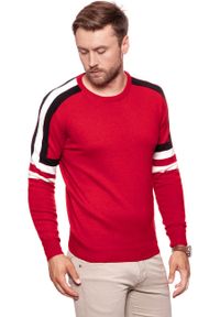 Wrangler - MĘSKI SWETER WRANGLER RETRO CREW SALSA RED W8635P3WN. Kolor: czerwony. Materiał: wełna. Styl: retro #4