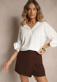 Renee - Biała Koszula Ozdobiona Kwiatami 3DTenisela. Okazja: na co dzień. Typ kołnierza: kołnierzyk klasyczny. Kolor: biały. Materiał: jeans. Wzór: aplikacja, kwiaty. Styl: klasyczny, casual