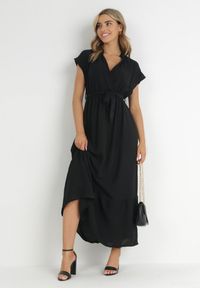 Born2be - Czarna Sukienka Maxi Wiązana W Pasie z Gumką w Talii Vynyndu. Typ kołnierza: dekolt kopertowy, kołnierzyk stójkowy. Kolor: czarny. Długość rękawa: krótki rękaw. Typ sukienki: rozkloszowane, kopertowe. Długość: maxi #1