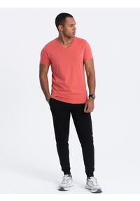 Ombre Clothing - Bawełniana klasyczna męska koszulka z dekoltem w serek BASIC - różowa V12. Typ kołnierza: dekolt w serek. Kolor: różowy. Materiał: bawełna. Styl: klasyczny