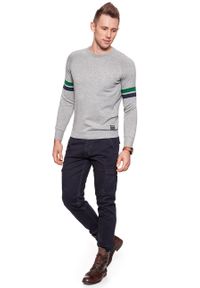 Wrangler - MĘSKI SWETER WRANGLER RAGLAN KNIT MID GREY MEL W8615PR37. Kolor: szary. Materiał: bawełna, dzianina. Długość rękawa: raglanowy rękaw. Wzór: melanż, aplikacja #8