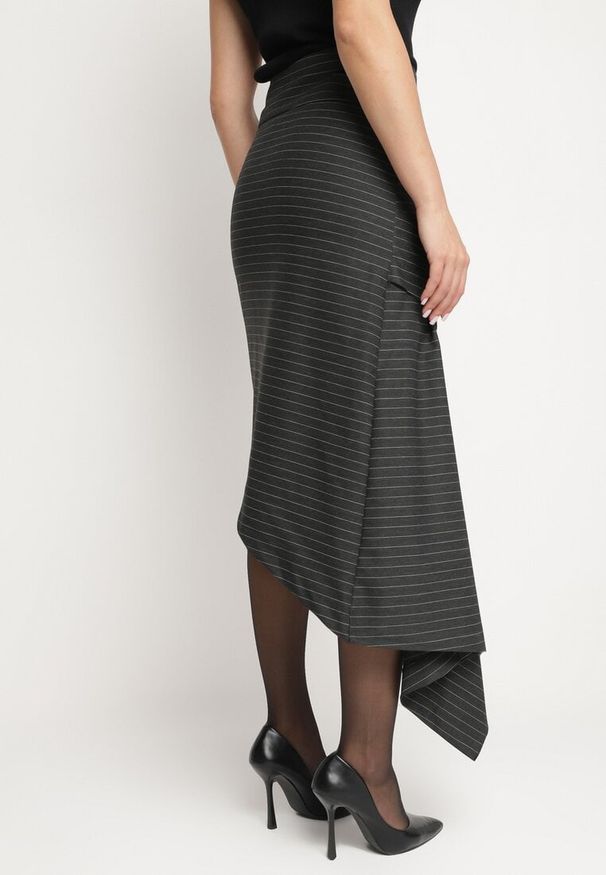 Born2be - Ciemnoszara Asymetryczna Spódnica z Wiskozą i Wysokim Stanem w Paski Lobire. Okazja: na co dzień, do pracy, na spotkanie biznesowe. Stan: podwyższony. Kolor: szary. Materiał: wiskoza. Wzór: paski. Styl: casual, biznesowy, elegancki