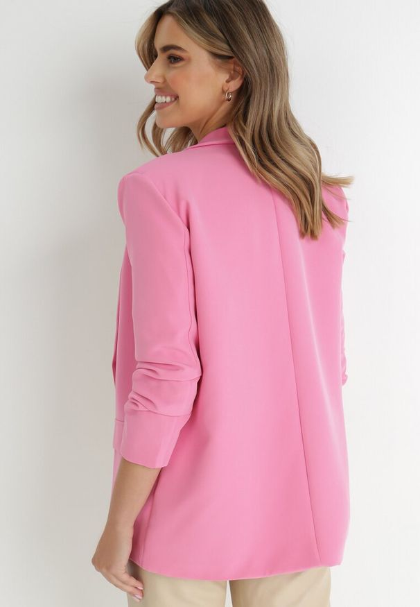 Born2be - Różowa Marynarka Bez Zapięć z Ozdobnym Marszczeniem i Imitacją Kieszeni Phelotis. Okazja: na co dzień, na spotkanie biznesowe, do pracy. Kolor: różowy. Materiał: tkanina, jeans. Wzór: aplikacja, jednolity, gładki. Styl: biznesowy, casual, elegancki