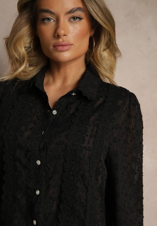Renee - Czarna Koszula z Transparentnej Tkaniny z Koronką i Metalicznymi Przeszyciami Sepuria. Okazja: na co dzień. Kolor: czarny. Materiał: koronka, tkanina. Długość: długie. Wzór: koronka. Styl: casual