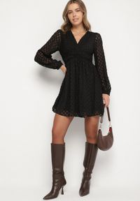 Born2be - Czarna Rozkloszowana Sukienka z Tkaniny Plumeti z Dekoltem w Serek Zeniasa. Okazja: na co dzień. Typ kołnierza: dekolt w serek. Kolor: czarny. Materiał: tkanina. Długość rękawa: długi rękaw. Styl: casual #6