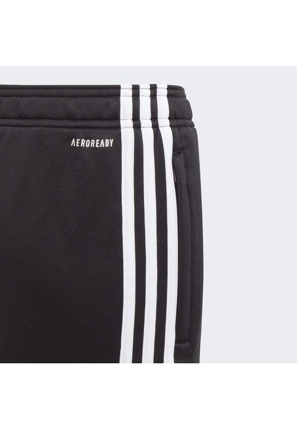 Spodnie dresowe dziecięce Adidas Designed To Move 3-Stripes Pants z kieszeniami. Kolor: czarny, biały, wielokolorowy. Materiał: dresówka. Sport: joga i pilates