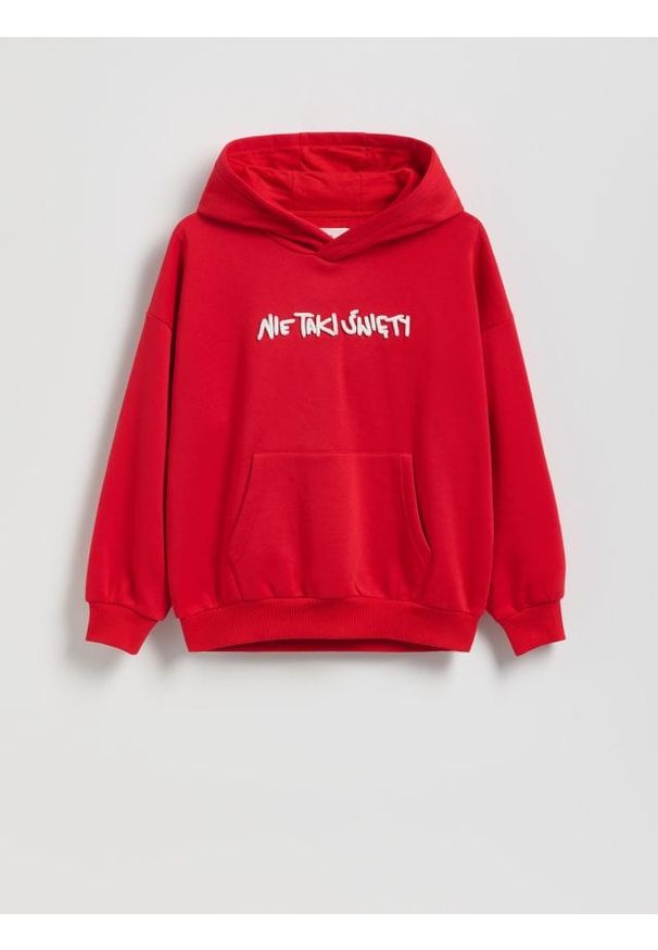 Reserved - Świąteczna bluza z kapturem - czerwony. Typ kołnierza: kaptur. Kolor: czerwony. Materiał: dzianina, bawełna. Styl: wizytowy