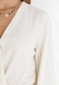 Born2be - Biały Krótki Kombinezon z Kopertowym Dekoltem Pelinia. Kolor: biały. Długość: krótkie. Styl: elegancki #5